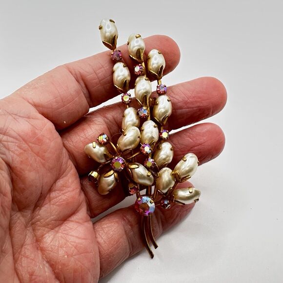 Vintage Brooch Baroque Faux Pearl and Rhinestone Willow Flower Design 1940 - Picture 4 of 10